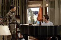 Two and a Half Men – Nachdem Berta verschwunden ist, muss sich Alan (Jon Cryer, l.) bei Charlie (Charlie Sheen, r.) rechtfertigen ...