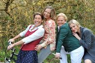 Vier Frauen und ein Todesfall – L-R: Julie (Adele Neuhauser), Sabine (Martina Poel), Maria (Brigitte Kren), Lola (Julia Stinshoff).