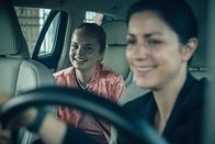 Decision Game – Die Ruhe vor dem Sturm: Elsa (Paula Hartmann, l.) und ihre Mutter Vera (Eva Meckbach, r.) haben eine gute Zeit.
