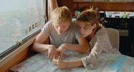 303 – Jan (Anton Spieker) und Jule (Mala Emde) planen ihre Route.