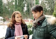 Sturm der Liebe – Robert (Lorenzo Patané, r.) schmerzt es, dass Eva (Uta Kargel, l.) bald heiraten wird.