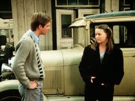 Die Waltons – An der Bushaltestelle lernt John-Boy (Richard Thomas, l.) ein Mädchen kennen, das sich als Muffin Maloney (Vicki Schreck, r.) ausgibt und eine rührende Geschichte erzählt, die schließlich John-Boy dazu bewegt, ihr mit etwas Geld auszuhelfen ...