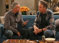 Man with a Plan – Adam Burns (Matt LeBlanc, l.); Don Burns (Kevin Nealon, r.)
