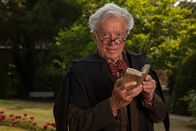 Father Brown – Professor Hilary Ambrosius (James Laurenson) verschwindet unter mysteriösen Umständen. Er war auf der Suche nach dem sagenumwobenen Rosenkranz, dem heilende Kräfte nachgesagt werden.