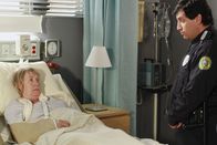 Desperate Housewives – Mrs. McClusky (Kathryn Joosten, l.) bekommt besuch von der Polizei (Chris Damiano, r.) ...
