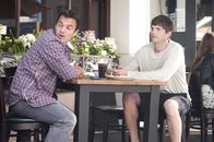 Freundschaft Plus – Adam (Ashton Kutcher, r.) wird von Kumpels wie Eli (Jake M. Johnson, l.) für seine körperliche Beziehung mit einer attraktiven Frau beneidet. Adam beginnt jedoch zu zweifeln, ob ihn eine rein körperliche Beziehung auch in Zukunft glücklich machen kann.