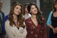New Girl – Wie wird Leslie (Ayden Mayeri, r.) auf die Überraschungsparty für ihre Schwester Aly (Nasim Pedrad, l.) reagieren?