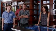 Hawaii Five-0 – Kann Neil (Joe Egender, l.) dem Team um Steve (Alex O'Loughlin, 2.v.r.), Kono (Grace Park, r.) und Grover (Chi McBride, 2.v.l.) helfen, einen Mordfall aufzuklären?; Kann Neil (Joe Egender, l.) dem Team um Steve (Alex O'Loughlin, 2.v.r.), Kono (Grace Park, r.) und Grover (Chi McBride, 2.v.l.) helfen, einen Mordfall aufzuklären?