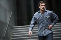 Blacklight – Dusty Crane (Taylor John Smith) rennt um sein Leben, da er nicht weiß, wem er noch trauen kann.