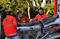 Notruf Hafenkante – v.l.) und seine Kollegen (Komparsen) versorgen den auf Heimaturlaub befindlichen Bundeswehrsoldaten Marco (Peter Sikorski, liegend), auf den ein Anschlag verübt wurde.