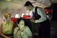 Mayday - Alarm im Cockpit – Dramatische Neuinszenierung: Flugbegleiter Luis Castillo (gespielt von Francisco Chacin) versucht, die sehr besorgte Lee Burmeister (gespielt von Tori Anderson) zu beruhigen, nachdem die Boeing 737 am 24. Mai 1988 auf dem Flug von Belize City nach New Orleans den Strom für beide Triebwerke verloren hat. Da die Kabine im Dunkeln liegt, will Burmeister wissen, was ihn erwartet.