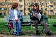 Bis wir tot sind oder frei – Die idealistische Anwältin Barbara Hug (Marie Leuenberger, rechts) hat sich dem Kampf gegen das rückständige Schweizer Strafvollzugssystem der 80er-Jahre verschrieben. In Walter Stürm (Joel Basman, links), dem als "Ausbrecherkönig" international bekannten Kriminellen, findet sie einen unerwarteten Verbündeten – und sogar ein bisschen mehr.