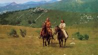 Winnetou 2 – Old Shatterhand (Lex Barker, l.) und Winnetou (Pierre Brice, r.) wollen unbedingt alle Indianerstämme überzeugen, Friedensverhandlungen aufzunehmen.