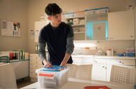 In aller Freundschaft – Richie May (Eloi Christ) versucht im Schwesternzimmer das Handy seines Kumpels zu finden.
