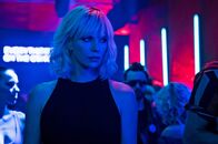 Atomic Blonde – Agentin Lorraine Broughton (Chalize Theron) kann dem Berliner Nachtleben durchaus etwas abgewinnen.