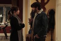 Last Man Standing – Kristin (Amanda Fuller, l.) trifft sich wieder mit ihrem Ex-Freund und versucht dies vor Ryan (Jordy Masterson, r.) geheim zu halten ...