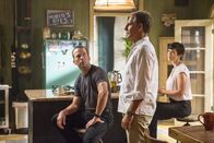 Navy CIS: New Orleans – Als ein Marineleutnant während eines Landgangs an der Beulenpest stirbt, beginnt für Pride (Scott Bakula, M.), Lasalle (Lucas Black, l.) und Brody (Zoe McLellan, r.) ein Wettlauf gegen die Zeit um einen Ausbruch der Krankheit zu verhindern ...