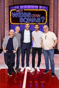 Wer weiß denn sowas? – Moderator Kai Pflaume (M.) und seine Rateteam-Kapitäne Bernhard Hoëcker (l.) und Elton (r.) begrüßen in dieser Sendung den ehemaligen Skispringer Jens Weißflog (2.v.l.) und den ehemaligen Skispringer und heutigen ARD-TV-Experten Sven Hannawald (2.v.r.).