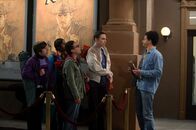 The Big Bang Theory – Joey (Eric Andre, r.) hat keine gute Nachricht für Sheldon (Jim Parsons, 2.v.r.), Raj (Kunal Nayyar, 2.v.l.), Leonard (Johnny Galecki, M.) und Howard (Simon Helberg, l.) ...