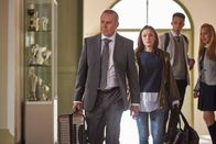 Tod im Internat – Herbert Wichert (Joachim Król, l.) bringt Sophie (Emma Drogunova, M.) zurück ins Internat. Mitschüler (Komparsen) schauen erstaunt hinterher.