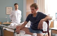 In aller Freundschaft – Laszlo Fellenberg (Remo Schulze, re.) hat sich beim Trainieren einen Muskelbündelriss zugezogen. Außerdem macht ihm seine Freundin Druck, die unbedingt schwanger werden möchte. Laszlo möchte das eigentlich auch, kann aber mit dem Druck nicht so recht umgehen. Bei Pfleger Kris Haas (Jascha Rust, li.) kann er sich das von der Seele reden.
