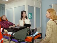 In aller Freundschaft – MDR Fernsehen IN ALLER FREUNDSCHAFT FOLGE 279, "Geschwisterliebe" Uhr. Als Dr. Elena Eichhorn (Cheryl Shepard, mi.) eine Notfall-Patientin aufnimmt, erkennt Oberschwester Ingrid (Jutta Kammann, re.) in ihr Dorothee Vorndran (Gudrun Ritter, li.). Wie sich später herausstellen soll, hat Dorothee Vorndran darauf bestanden in die Sachsenklinik gebracht zu werden.