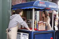 How I Met Your Mother – Robin (Cobie Smulders, r.) hat die erschreckende Erkenntnis, dass sie durch ihren Verlobungsring für andere Männer unsichtbar wird ...