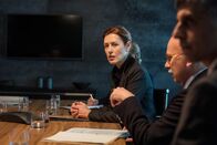 Bodyguard – Polizei-Kommandantin Anne Sampson (Gina McKee, l.) nimmt mit dem stellvertretenden Innenminister Mike Travis (Vincent Franklin, M.) an einer Besprechung im Innenministerium zur Aufklärung des missglückten Zug-Attentats teil.