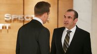Suits – Ein weiterer Fauxpas von Louis (Rick Hoffmann, r.) entfacht einen neuen heftigen Streit zwischen ihm und seinem Dauerrivalen Harvey (Gabriel Macht, l.).