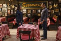 Crazy Ex-Girlfriend – Rebecca (Rachel Bloom, l.); Greg (Skylar Astin, r.)