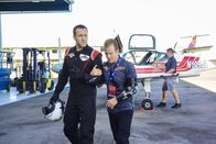 Hawaii Five-0 – L-R: Trotzdem ihnen der Zugang zur Untersuchung der Beweislage verweigert wird, entdeckt das Team (Alex O'Loughlin und Scott Caan), dass mit dem tödlichen Flugzeugabsturz wohl ein Geheimnis vertuscht werden soll ...
