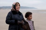 Paulette – Eigentlich mag Paulette (Bernadette Lafont) niemanden. Schon gar nicht Menschen mit schwarzer Hautfarbe. Da ist es mehr als ungünstig, dass ihr Enkel Leo (Ismaël Dramé) einen Vater mit afrikanischen Wurzeln hat.