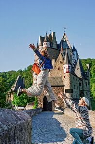 Zengleins Zehn – Die Influencer Yvonne Pferrer (links) und Jeremy Grube (rechts) vor der Burg Eltz.