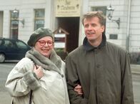 In aller Freundschaft – MDR Fernsehen IN ALLER FREUNDSCHAFT FOLGE 70, "Unschuldige Opfer" Uhr. Dr. Barrach (Axel Wandtke) macht mit seiner Mutter Edda (Marylu Poolmann) einen Stadtbummel. Kurze Zeit später wird Edda Opfer eines Attentates. Ein Amokschütze schießt wahllos um sich.