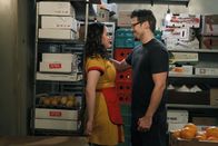 2 Broke Girls – Plötzlich wird's heiß im Kühlraum: Die Kellnerin Max (Kat Dennings, l.) und der Gast Johnny (Nick Zano, r.) flirten heftig.