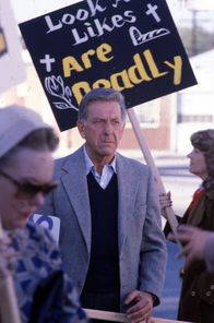 Quincy – Perry Jordan bricht während des Basketballtrainings tot zusammen. Offensichtlich war eine Überdosis Aufputschmittel die Ursache. Quincy (Jack Klugman, M.) findet heraus, wo die Droge gekauft wurde und versucht mittels einer Demonstration gegen den Händler vorzugehen ...