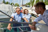 WaPo Bodensee – Paul Schott (Tim Wilde, l.) und Julia Demmler (Wendy Güntensperger, M.) konfrontieren Clemens Vollmer (Steffen Wink, r.), ehemaliger Mitarbeiter und Geliebter der Brennereichefin, mit ihren Ermittlungsergebnissen.