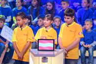 1, 2 oder 3 – Volle Konzentration! Das gelbe Rateteam aus Wien/Österreich erwartet die nächste knifflige Frage von Elton.