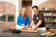 Lust auf Backen – Moderatorin Heike Greis, mittwochs um 18:15 Uhr im SWR Fernsehen (BW). Studioatmosphäre beim Dreh mit Team, Heike Greis und Hannes Weber.