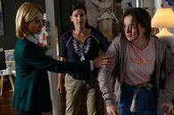SOKO Stuttgart – Nachdem Lilly Dutt (Fine Sendel, r.) von Martina Seiffert (Astrid M. Fünderich, l.) und einer Polizeipsychologin (Komparsin, Hintergrund) über das Verbrechen ihrer eigenen Mutter aufgeklärt wurde, bricht sie zusammen. Ob sie ihrer Mutter jemals verzeihen kann?