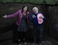 Call Me Kat – Kat (Mayim Bialik, l.); Phil (Leslie Jordan, r.)