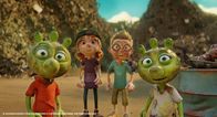 Die Olchis - Willkommen in Schmuddelfing – Max und Lotta aus Schmuddelfing erwarten mit den Olchi-Kindern Motte und Messi besorgt die Bauarbeitertruppe von Mr. Hammer. Der Bauunternehmer will die Müllkippe plattmachen, die jetzt das neue Zuhause der Olchi-Familie ist.
