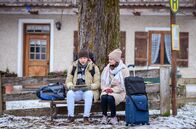 Sturm der Liebe – Gerry (Johannes Huth, l.) hadert mit der Entscheidung, Merle (Michaela Weingartner, r.) nach England zu begleiten.