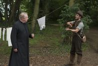 Father Brown – Trotz allem glaubt Father Brown (Mark Williams, l.) an die Unschuld von Alfons (Philip McGinley, r.).