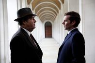Der junge Inspektor Morse – Fred Thursday (Roger Allam, l.) und sein junger Kollege Inspektor Morse (Shaun Evans, r.) stehen im engen Austausch, um die Ermittlungen im Mordfall voranzutreiben und den Täter ausfindig zu machen.