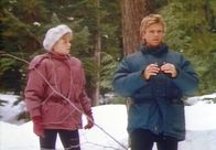 MacGyver – Natalie (Colleen Winton, l.) und MacGyver (Richard Dean Anderson, r.) beobachten Colonel West.
