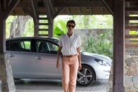 Deadly Tropics – Mélissa Sainte-Rose (Sonia Rolland) ist auf der Suche nach einem ehemaligen Mitarbeiter eines Luxushotels. Es ist der Mann der Ermordeten. Auf ihrer Suche findet sie den unsympathischen Besitzer des Hotels und erfährt einige Neuigkeiten.