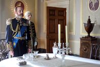 Die Windsors – König George V. bricht 1917 mit der deutschen Linie seines Herrscherhauses "Sachsen-Coburg und Gotha" und ändert den Familienname in "Windsor". Keiner seiner Untertanen soll das Gefühl haben, dass Großbritannien im Krieg gegen das Deutsche Reich von einem Herrscherhaus mit deutschen Wurzeln regiert wird.