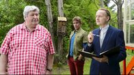 Löwenzahn – "Ihr verwilderter Garten passt nicht in unser ordentliches Wohngebiet," da sind sich Nachbar Paschulke (Helmut Krauss, l.) und der pingelige Ordnungsamtmann (Holger Handtke, r.) gegenüber Fritz Fuchs (Guido Hammesfahr, M.) sehr einig.