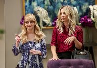 The Big Bang Theory – Bernadette (Melissa Rauch, l.); Penny (Kaley Cuoco, r.)